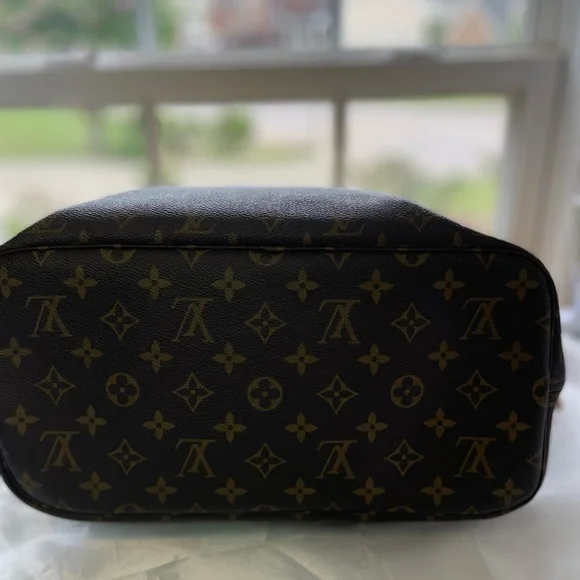 Louis Vuitton Monogram Neverfull - Size MM - Picture 5 of 9